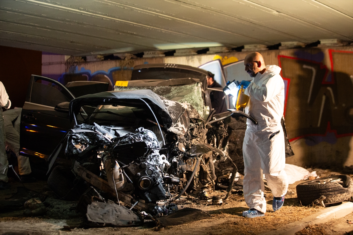 AA-20230922-32212537-32212531-BAHCELIEVLERDE_KOPRU_DUVARINA_CARPAN_OTOMOBILDEKI_4_KISI_OLDU