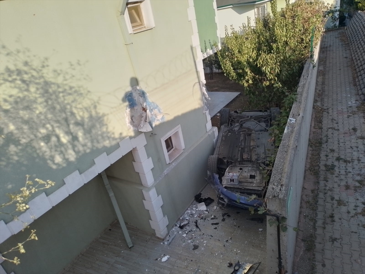 AA-20230925-32234324-32234320-YALOVADA_HAKIMIYETINI_KAYBEDEN_OTOMOBIL_EVIN_BAHCESINE_GIRDI