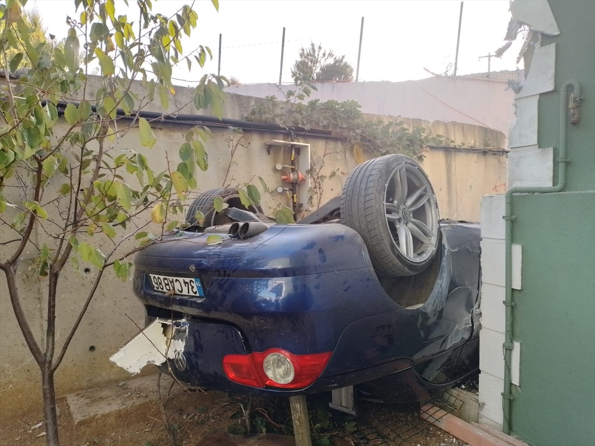 AA-20230925-32234324-32234323-YALOVADA_HAKIMIYETINI_KAYBEDEN_OTOMOBIL_EVIN_BAHCESINE_GIRDI