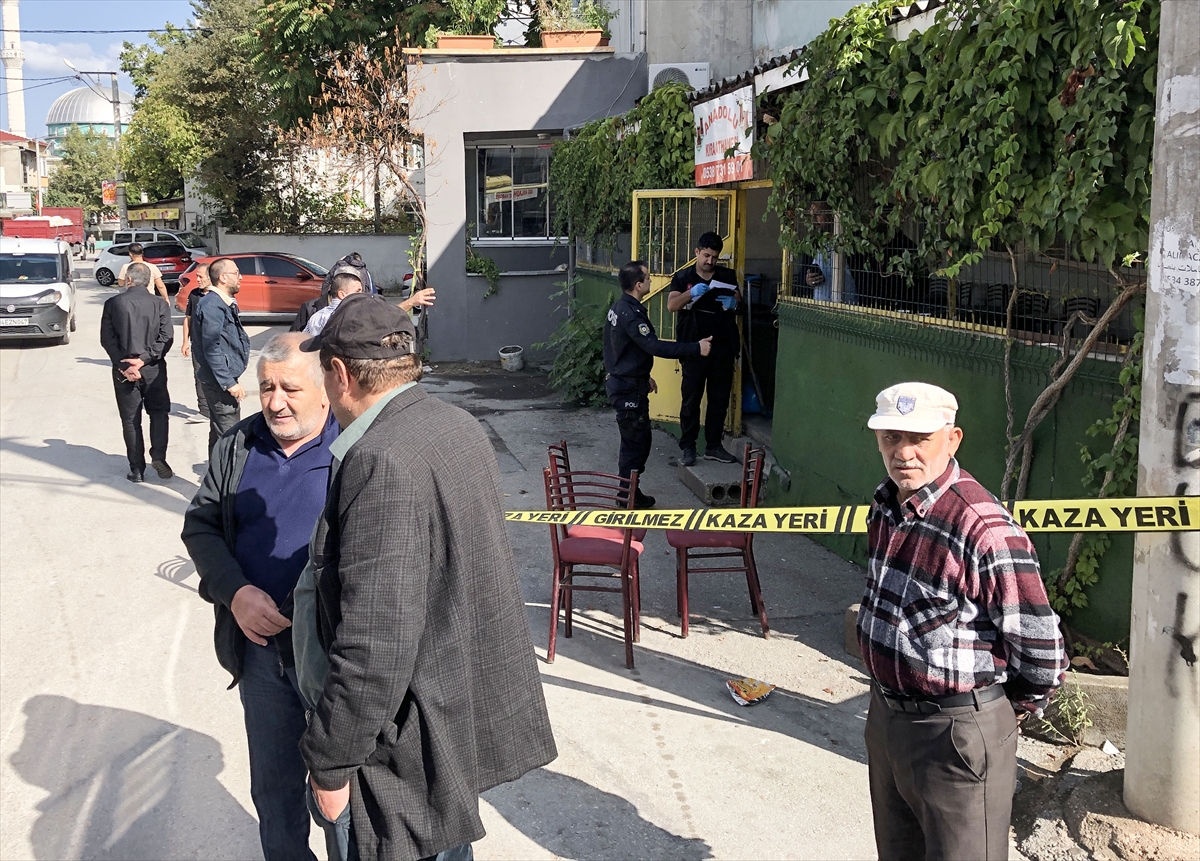 AA-20231003-32302331-32302329-BURSADA_KAHVEHANEDE_OTURURKEN_TABANCAYLA_VURULAN_KISI_HAYATINI_KAYBETTI