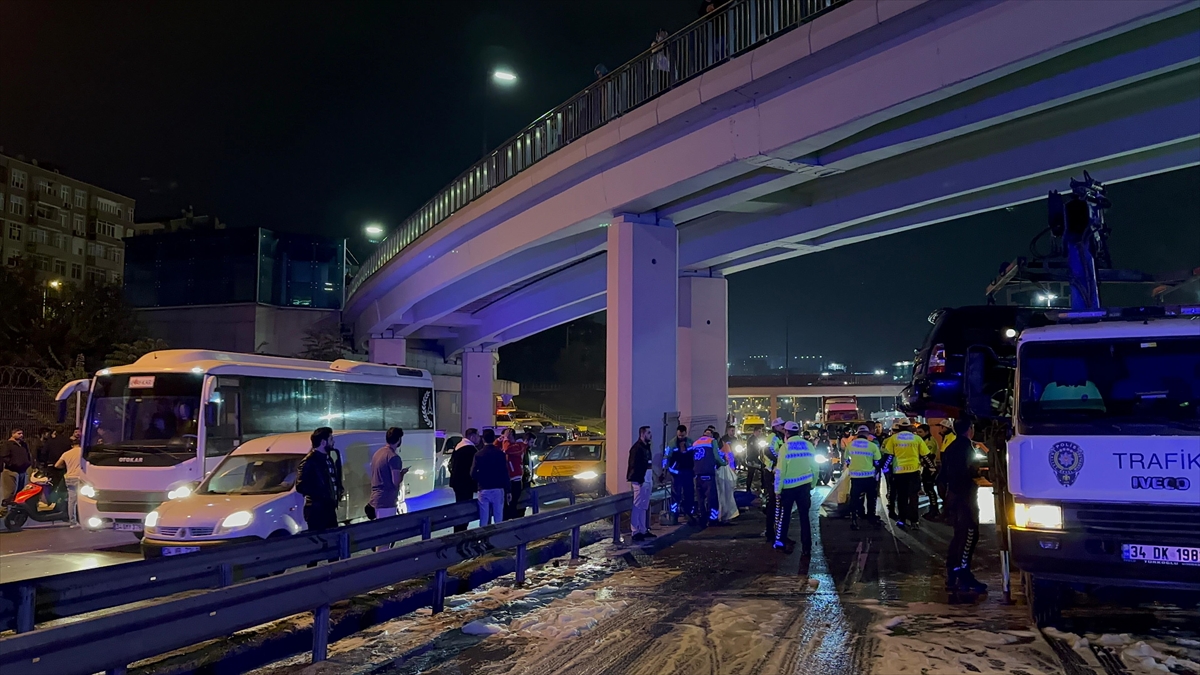 AA-20231014-32398908-32398907-E5_KARAYOLUNDA_MEYDANA_GELEN_TRAFIK_KAZASINDA_1_KISI_OLDU_3_KISI_AGIR_YARALANDI