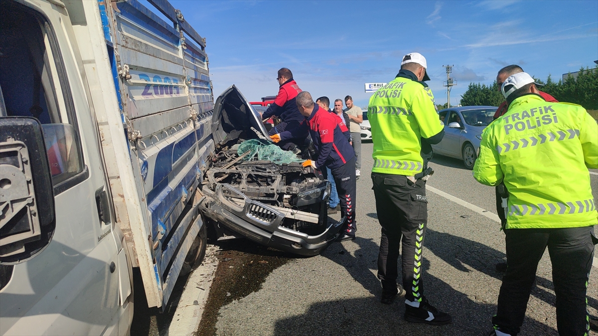 AA-20231017-32428259-32428257-BURSADA_OTOMOBILIN_CARPTIGI_SURUCUYE_ILK_MUDAHALEYI_OLAY_YERINDEN_GECEN_HEMSIRE_YAPTI