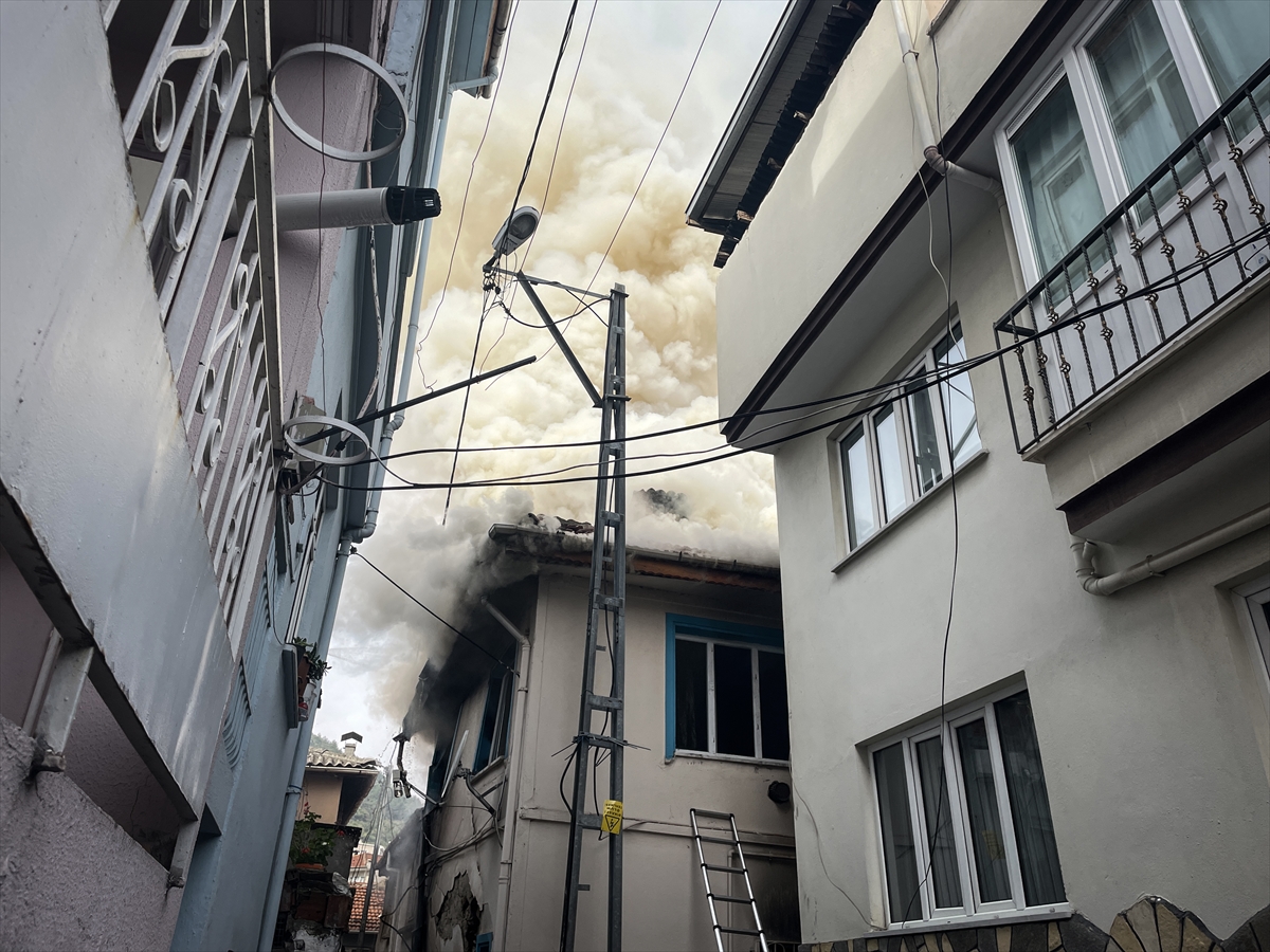 AA-20231117-32936407-32936402-BURSADA_EVDE_CIKAN_YANGINDA_BIR_BEBEK_HAYATINI_KAYBETTI