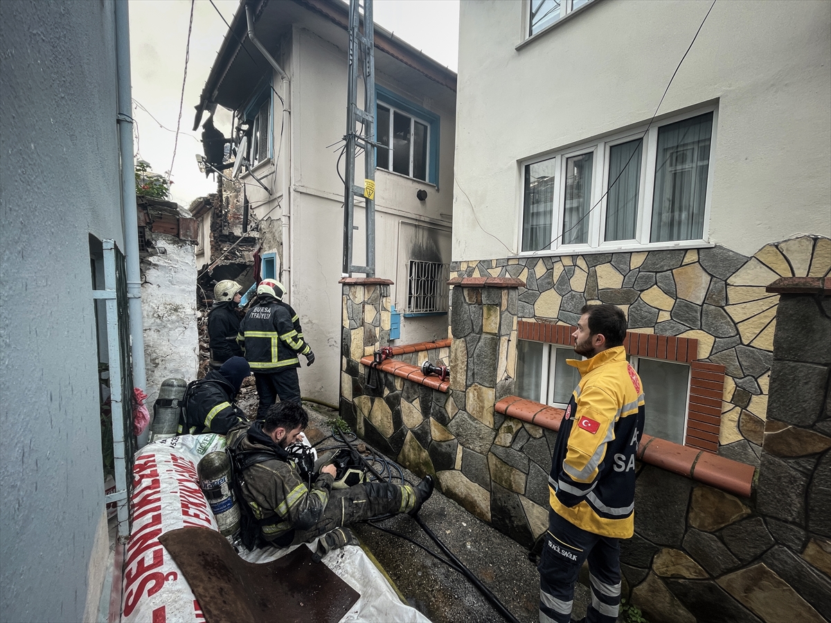 AA-20231117-32936407-32936403-BURSADA_EVDE_CIKAN_YANGINDA_BIR_BEBEK_HAYATINI_KAYBETTI