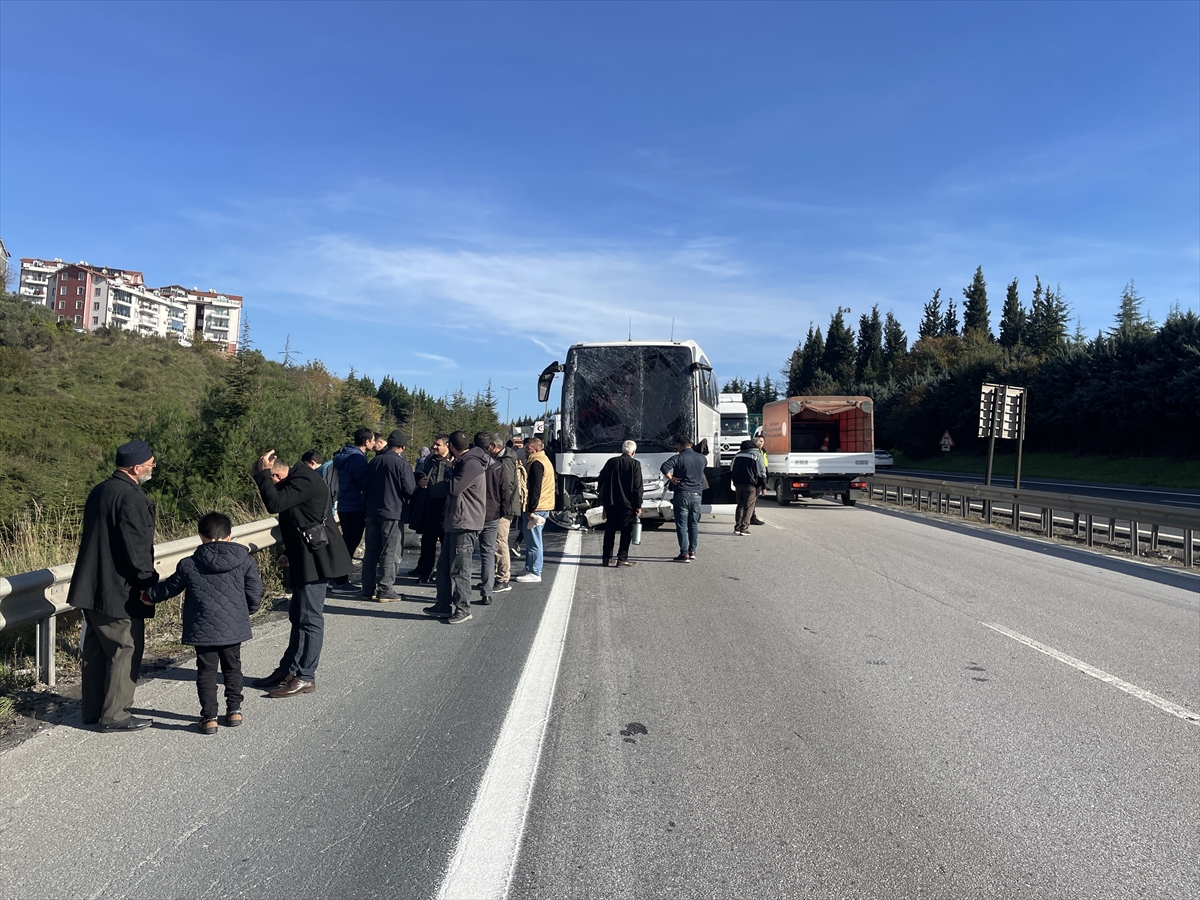 AA-20231202-33083779-33083775-KOCAELIDE_TIR_ILE_YOLCU_OTOBUSUNUN_KARISTIGI_KAZADA_6_KISI_YARALANDI