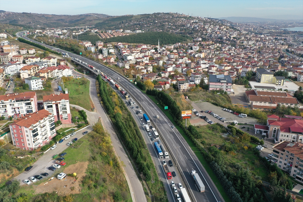 AA-20231202-33084167-33084165-KOCAELIDE_TIR_ILE_YOLCU_OTOBUSUNUN_KARISTIGI_KAZADA_13_KISI_YARALANDI