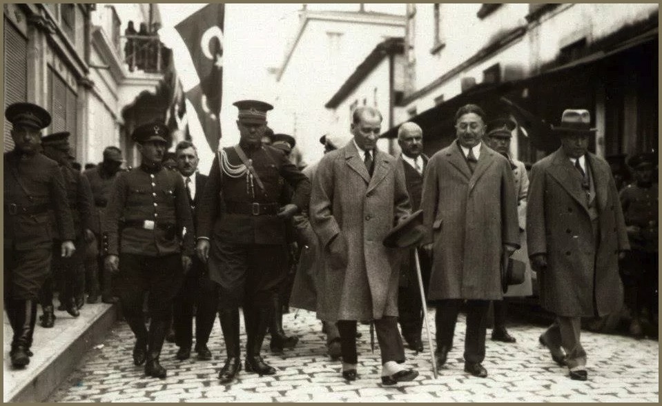 Atatürk'ün Samsun ziyaretinde çekilen bilindik fotoğrafının devamında bu fotoğraf karesi kayda geçmiş.