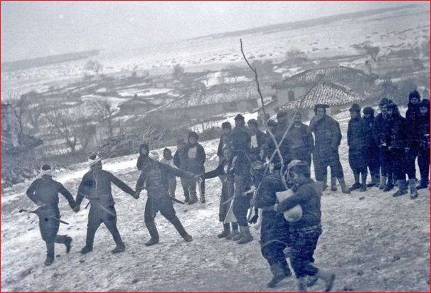 Vize İlçesi Evrenli Köyü, 1906 Yılı /Köy Meydanında tulum eşliğinde yapılan halk oyunu./  Dawkins, Bay Richard McGillivray Kaynak:  Atina Üniversitesi Tiyatro Çalışmaları Bölümü Dergisi, S.16/1, 2018