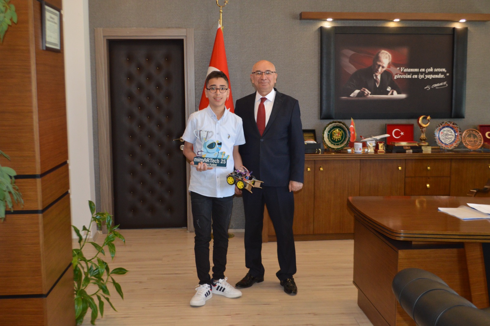 Başarılı Öğrencilerden Kaymakam Ve Milli Eğitim Müdürü Ziyaretleri (1)