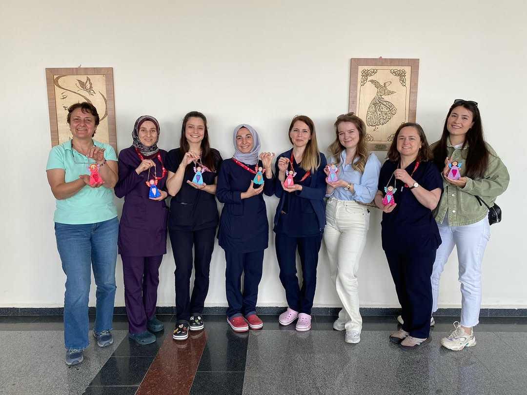 Kırklareli Eğitim Ve Araştırma Hastanesi Sağlık Bakım Hizmetleri Müdürlüğünce; Hemşireler Haftasının 3. Gününde Hastanemizde Görev Yapan Hemşirelerimize “Taş Tozu Melek Boyama Atölyesi” Etkinliği Düzenlendi.b (8)