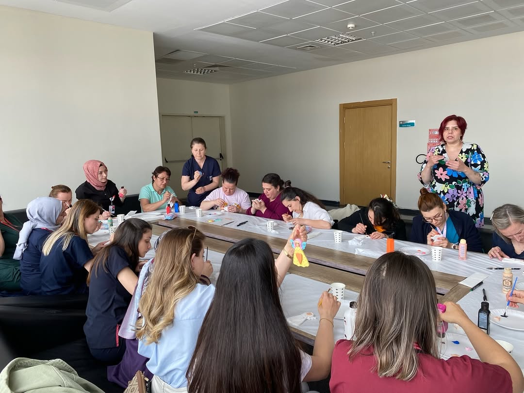 Kırklareli Eğitim Ve Araştırma Hastanesi Sağlık Bakım Hizmetleri Müdürlüğünce; Hemşireler Haftasının 3. Gününde Hastanemizde Görev Yapan Hemşirelerimize “Taş Tozu Melek Boyama Atölyesi” Etkinliği Düzenlendi.b (9)