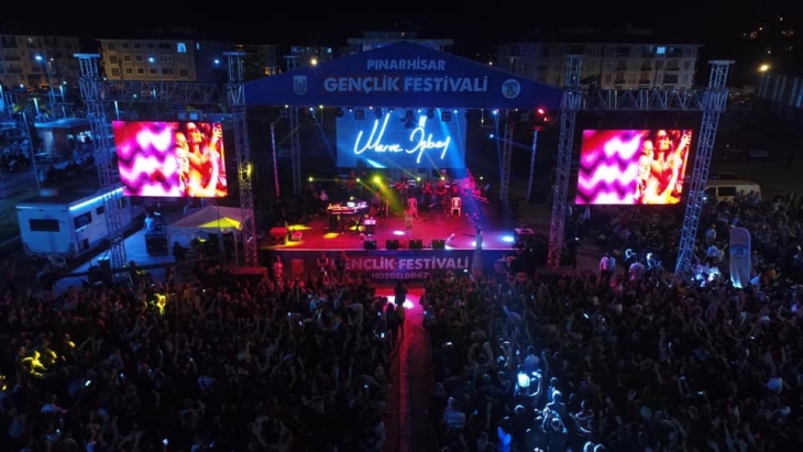 Merve Ozbey Pinarhisar Genclik Festivalinde