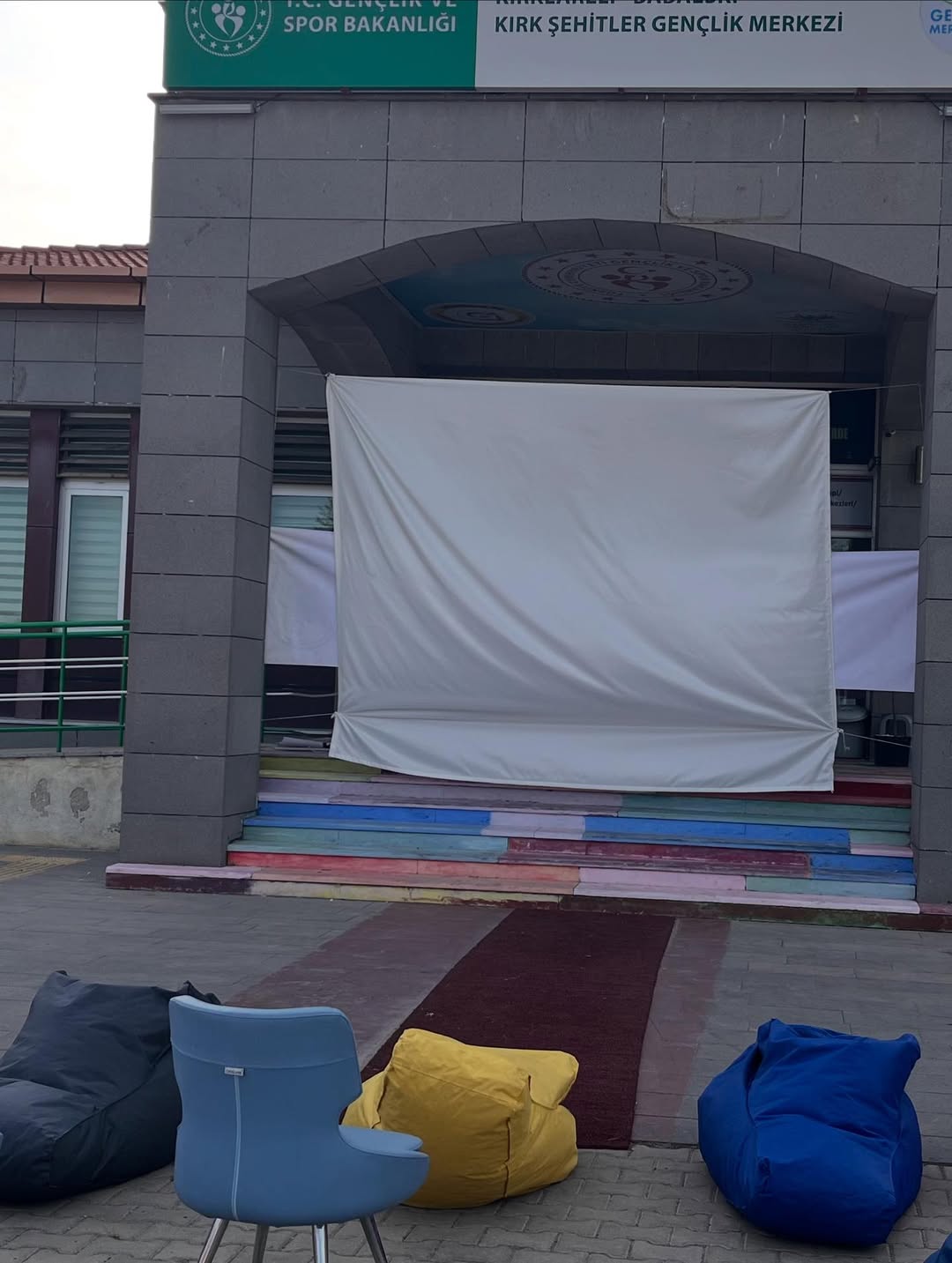Babaeski Kırk Şehitler Gençlik Merkezi Sinema Günleri 🎬✨Gençlik Merkezimizin Ön Tarafında Açık