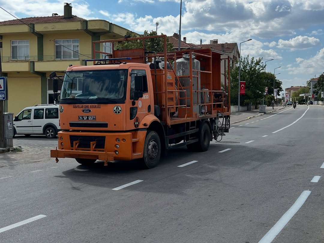 Asfalt Yol Çizgi Boyama Çalışması İlçemizde Ulaşımın Daha Güvenli Ve Düzenli Hale Gelmesi Için P (1)