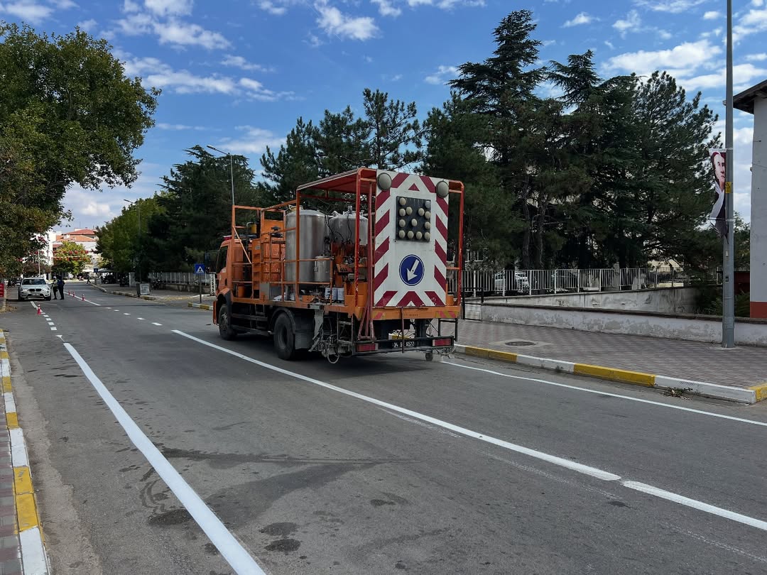 Asfalt Yol Çizgi Boyama Çalışması İlçemizde Ulaşımın Daha Güvenli Ve Düzenli Hale Gelmesi Için P (2)