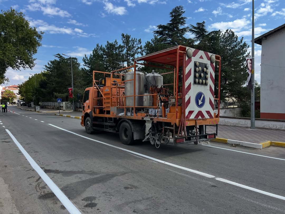 Asfalt Yol Çizgi Boyama Çalışması İlçemizde Ulaşımın Daha Güvenli Ve Düzenli Hale Gelmesi Için P