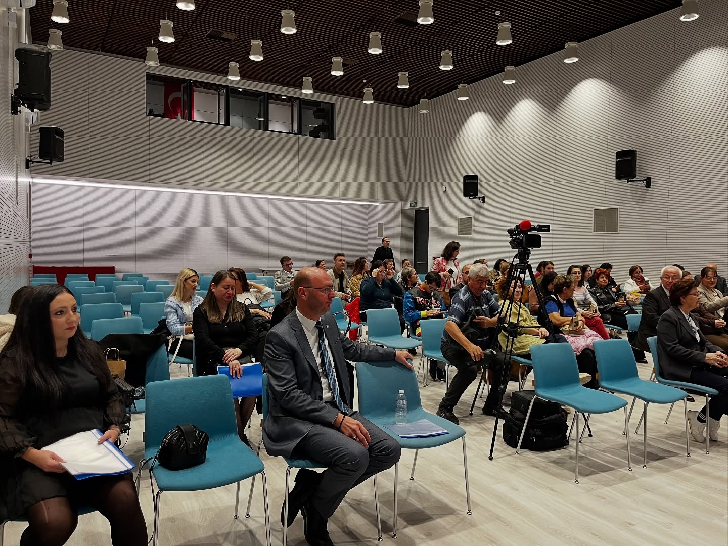 582279453 18047003744680524 5869496775556952133 N