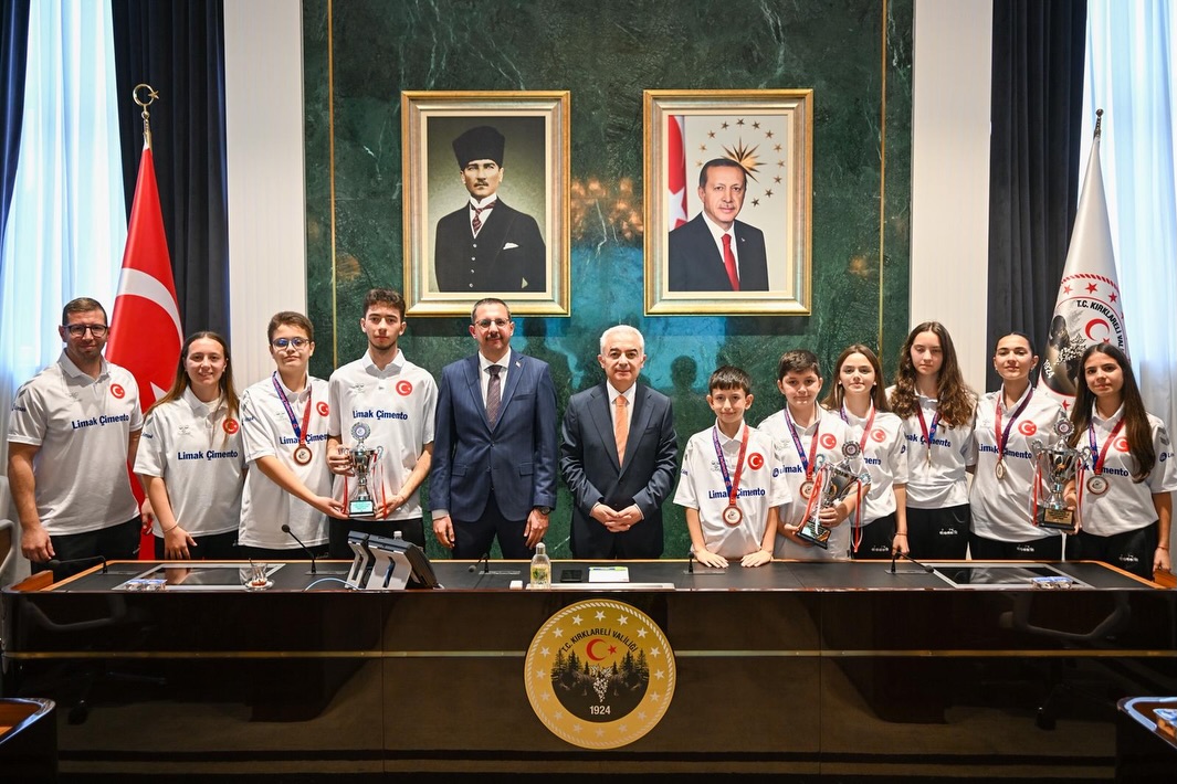 587617585 18181971922357661 4964186408442631293 N