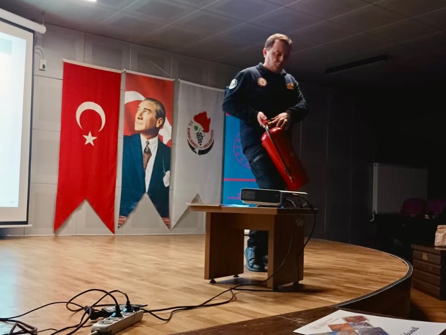 588727069 18531942655011669 1861430652720063947 N