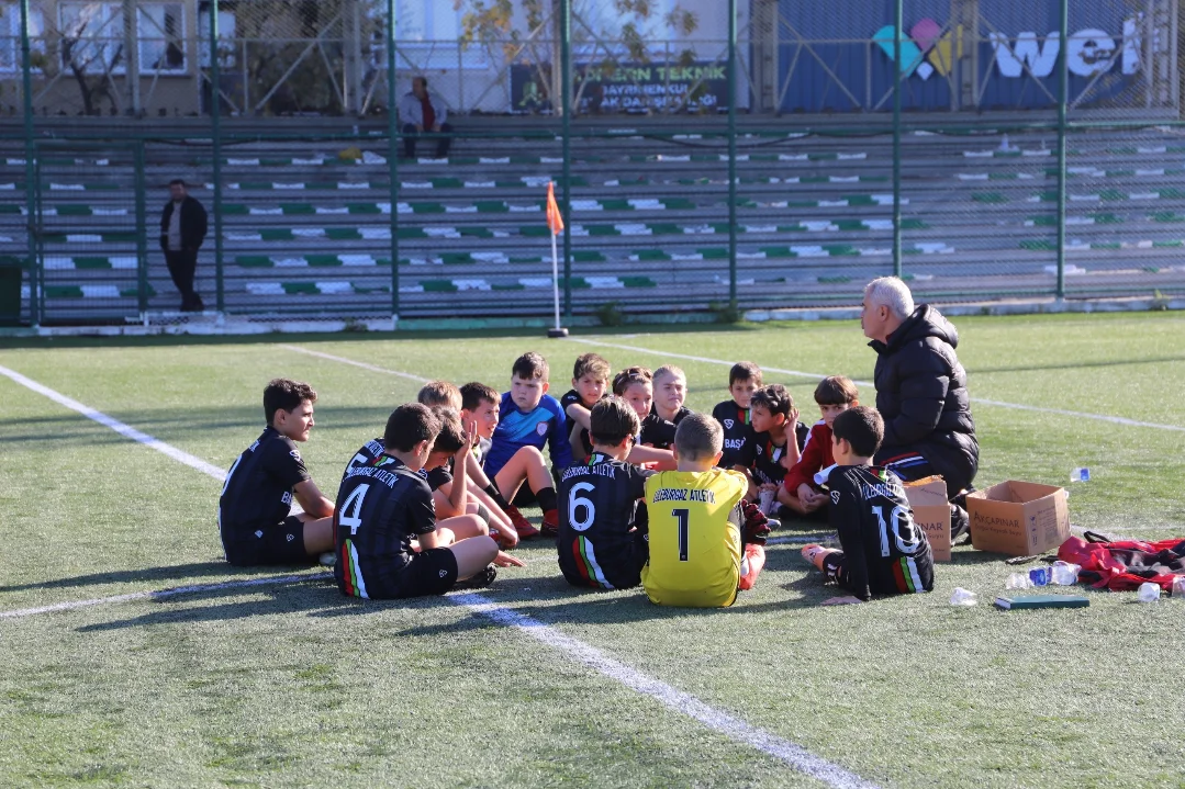 ⚽ Atatürk’ü Anma U 12 Futbol Turnuvası Sona Erdi! 🇹🇷Genç Sporcularımızın Centilmence Mücadele (1)
