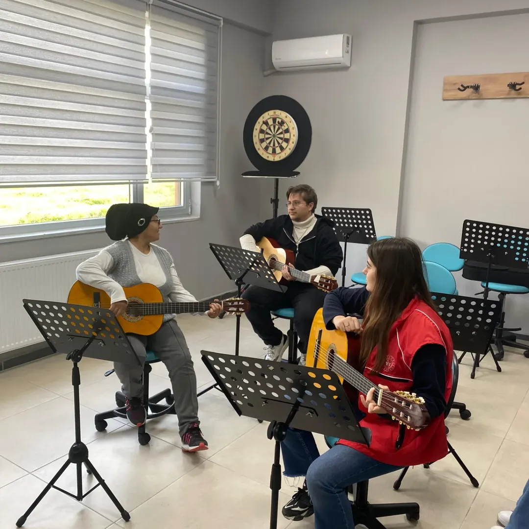 🎸 Gençlik Merkezimizde Üniversiteli Öğrencilerle Birlikte Gitar Kursumuz Başlamıştır!Müziğe Il