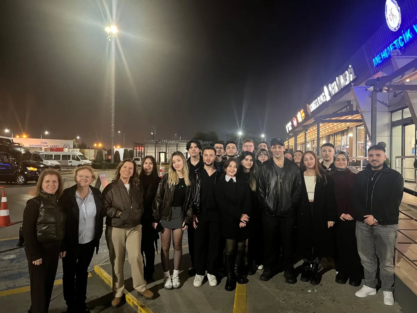 586687403 17876763882443798 2069189030742967356 N