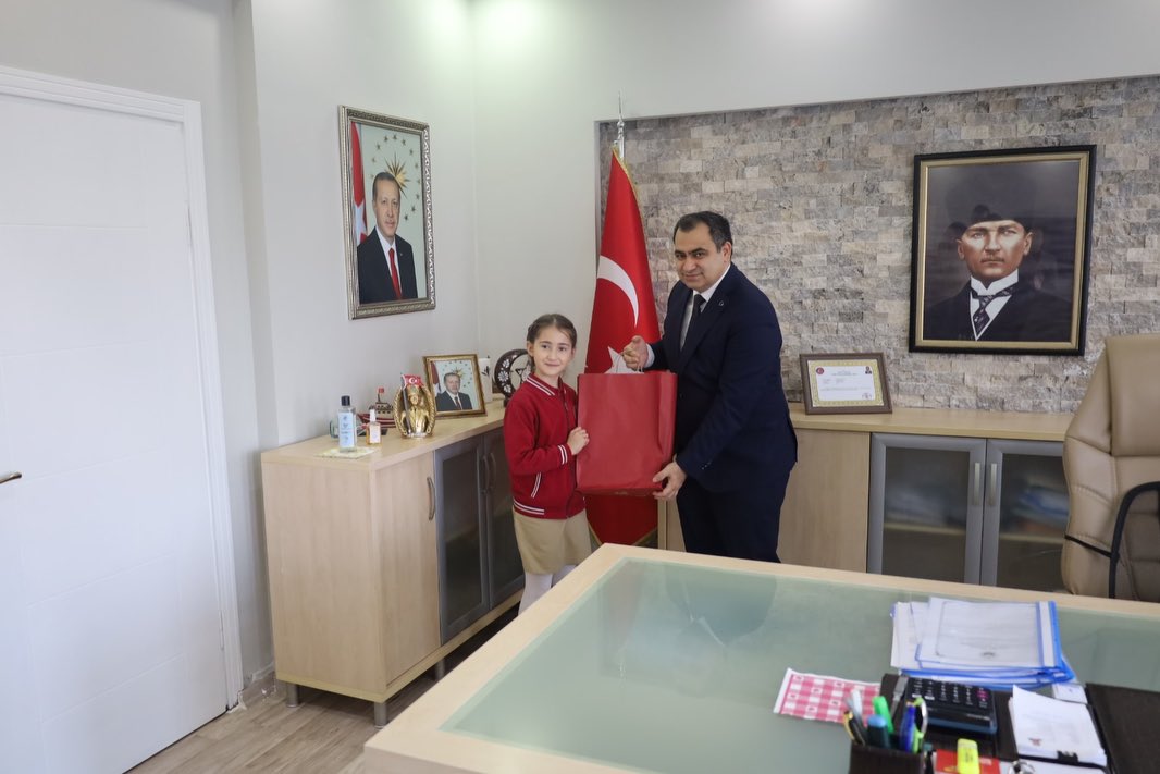 598571607 18121533031548697 1619175639784343338 N