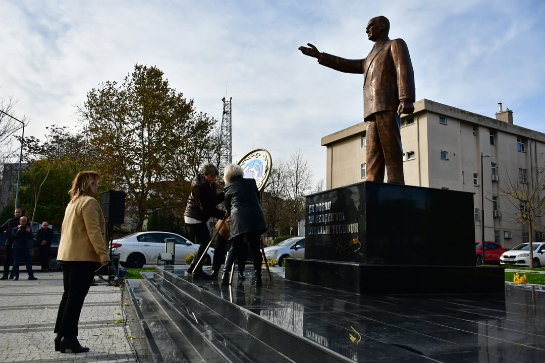 Belediye Başkanımız Dr. Murat Gerenli Ve Belediye Başkan Yardımcımız Derya Aktan, Türk Kadınına (2)