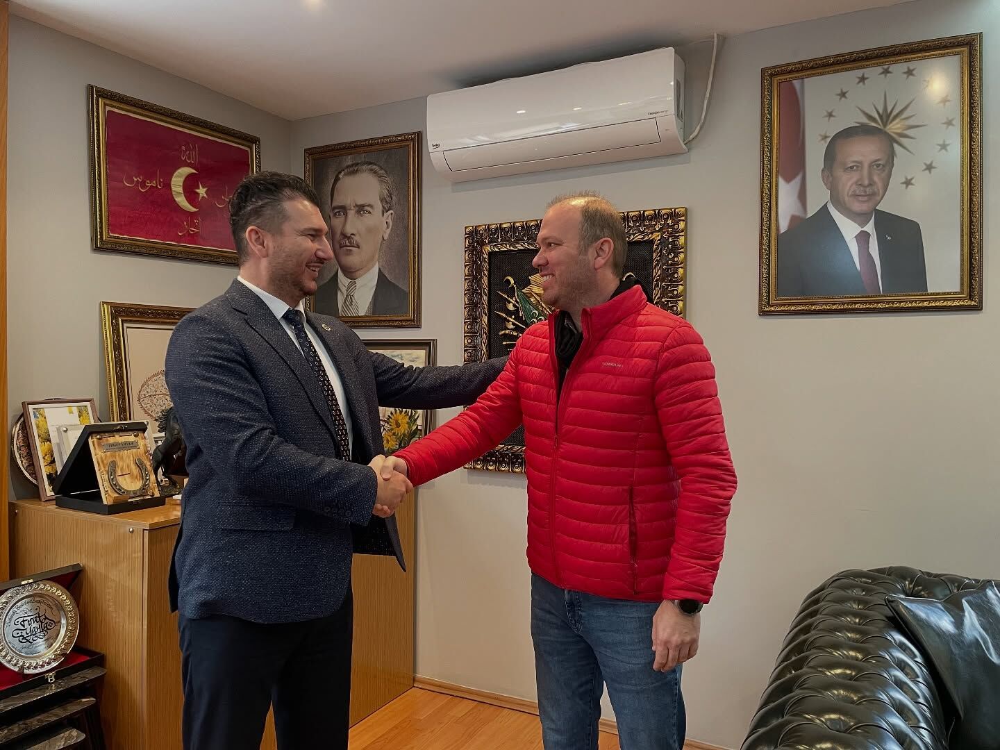 641094739 17949544725109197 6122545389100562052 N