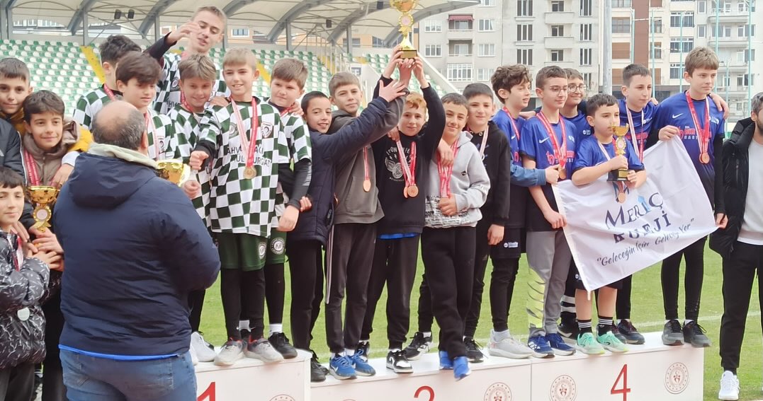 Bugün Tamamlanan Küçükler Puanlı Atletizm İl Birinciliği Müsabakalarında Ilçemizi Başarıyla Tems (1)