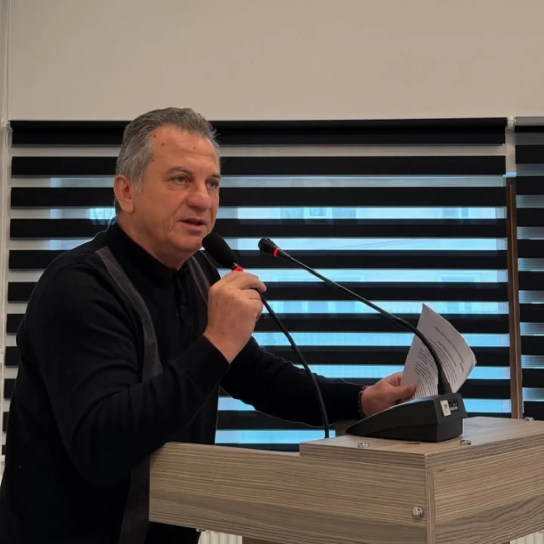 1 Adet Finişher (Asfalt Serici ) , 1 Adet Loader ,1 Adet Ekskavatör, 1 Adet Dozer , 1 Adet Grey