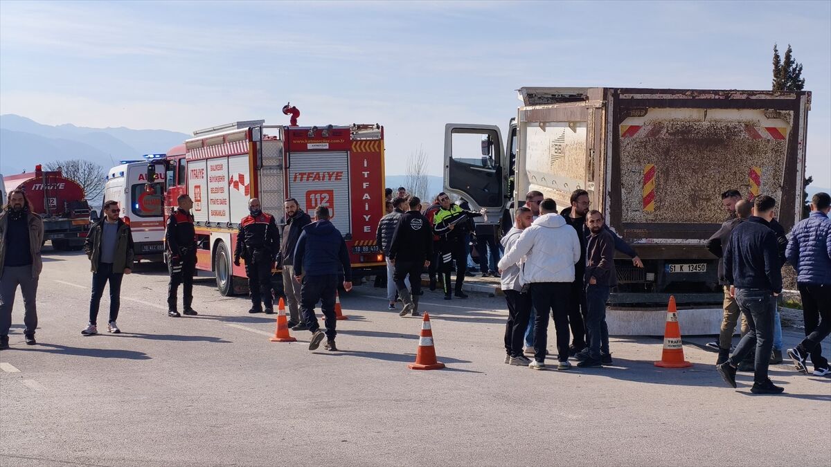 A A 20260309 40772962 40772960 B A L I K E S I R D E K A M Y O N L A C A R P I S A N O T O M O B I L D E K I 1 K I S I O L D U 2 K I S I Y A R A L A N D I