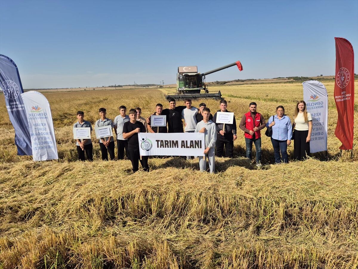 Tarım Bölümü Öğrencileri Dersi Tarlada İşledi