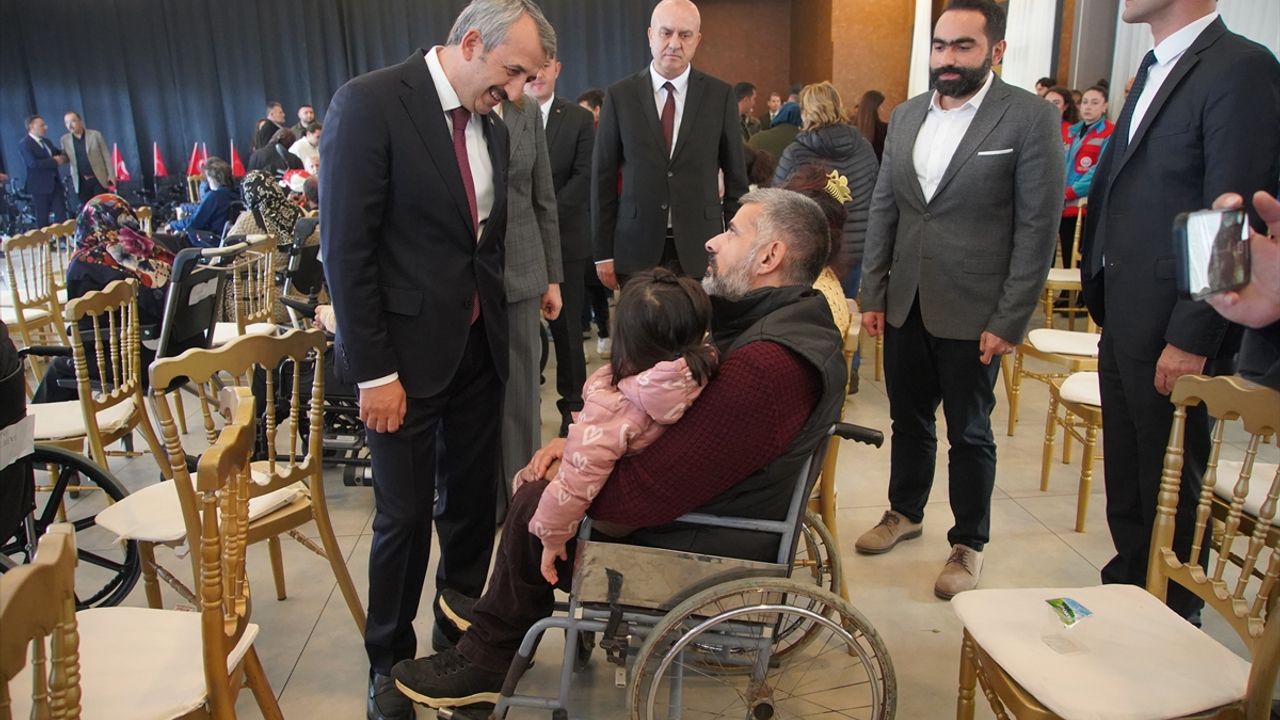 Engelli Vatandaşlara 30 Akülü Sandalye Desteği