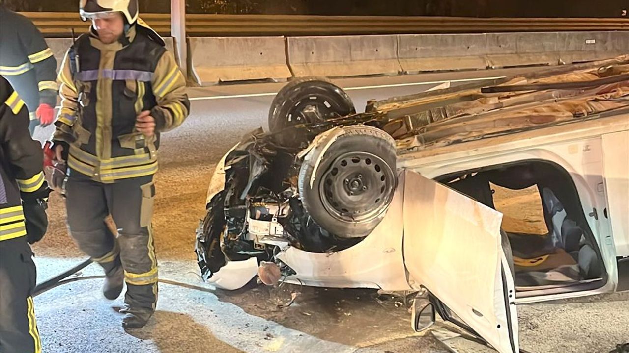 Otomobil Devrildi, 3 Kişi Ağır Yaralandı