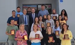 Akdemir’den Başarılı Eğitimcilere Plaket