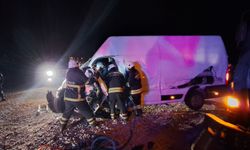 Araca Sıkışan Sürücüyü, İtfaiye Kurtardı