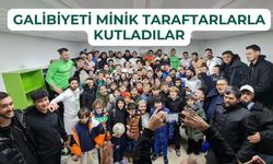 GALİBİYETİ MİNİK TARAFTARLARLA KUTLADILAR