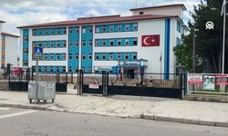 ŞOK; Kopya Çekerken Yakalandı, Öğretmenini Bıçakladı!