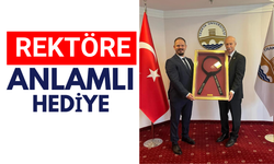 Rektöre Anlamlı Hediye