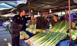 Pazarcılara Temizlik Yardımı