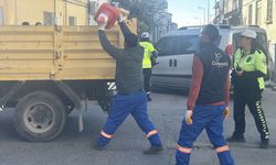 Esnafın Yola Bıraktığı Malzemeleri Polis ve Zabıta Topladı