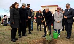 “Kampüste Bir Dikili Ağacım Olsun" Etkinliğinde Fidanlar Toprakla Buluştu