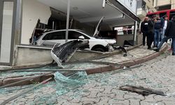 Korkunç Görüntüler! Kontrolden Çıktı, İş Yerine Daldı