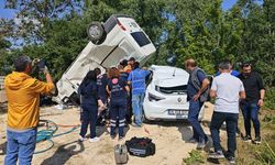 Panelvan İle Otomobil Çarpıştı; 3 Ölü