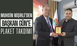 Muhsin Nişikli’den Başkan Gün’e Plaket Takdimi