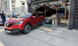 Geri Viteste Bıraktı, Araç Dükkana Girdi