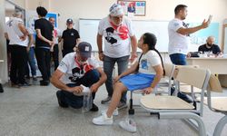 Motosiklet Tutkunları Öğrencilere Hediyeler Dağıttı