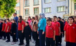 Müdür Özefsun, Bayrak Törenine Katıldı