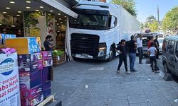 Tır Yokuşta Kaydı, 5 Araca Zarar Verdi